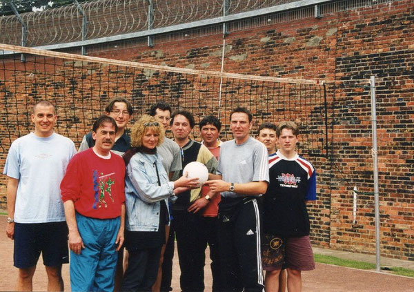 Birgit Meller (4. von links) beim Volleyball in der Justizvollzugsanstalt Wolfenbüttel