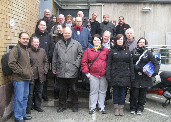 Martin Stützer vor der JVA Wolfenbüttel (vorn, Dritter von links) 