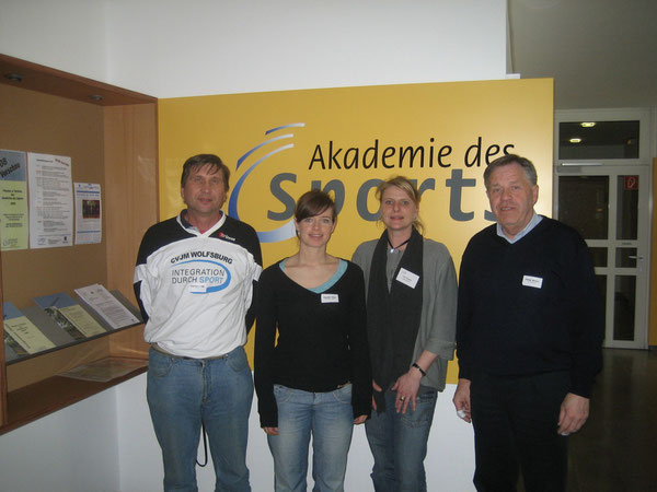 Beim NVV-Jugendkongreß in der Akademie des Sports des LandesSportBundes Niedersachsen in Hannover: Anni Depping (2. von rechts), Schulsportreferentin Claudia Heyn (2. von links), Jugendwart Peter Ibrom (rechts) und Manfred Wille (links)