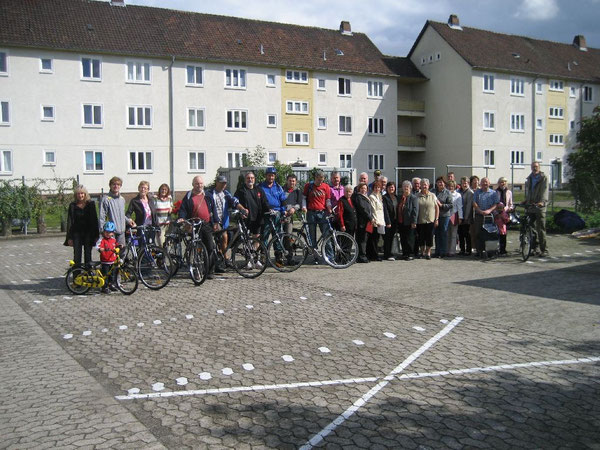 Sonne, Wind und Nieselregen hinderten die Sozialradlerinnen und Sozialradler nicht. Gemeinsam mit dem Chor der Deutschen aus Rußland und Pastor a.D. Ullrich Braun posieren sie für den Fotografen