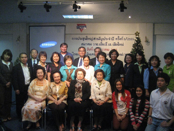 Lächeln für den Fotografen im Land des Lächelns: Einige Mitglieder des YMCA Chiang Mai