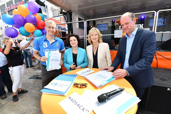 Michael Meixner mit Urkunde. Daneben von links Carola Reimann, Claudia Kayser und Gordon Firl. Bildrechte: Wolfsburger Allgemeine Zeitung / Tim Schulz