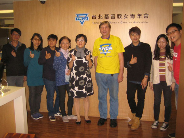 Felicia Fung (5. von links) und Manfred Wille mit einem YWCA T-Shirt
