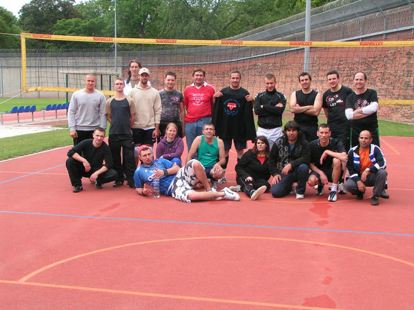 Nach dem freundschaftlichen Volleyballvergleich: Die Wolfenbütteler und die Wolfsburger präsentieren sich dem Fotografen