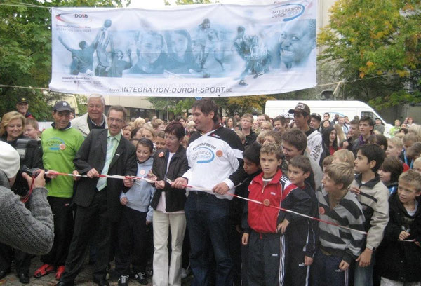 Axel Diedrich (Vierter von links) beim Start zum Lauf für Frieden und Toleranz 2008 in Westhagen 