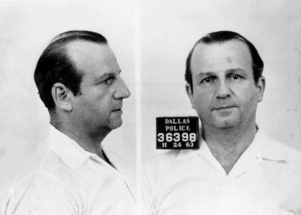 Photographies anthropométriques de Jack Ruby réalisées le jour de son arrestation, après qu'il eut assassiné Oswald.