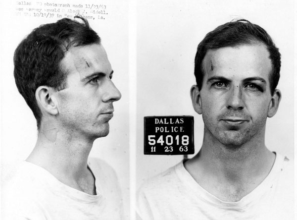 Photographies anthropométriques de Lee Harvey Oswald réalisées le lendemain de son arrestation.