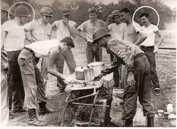 David Ferrie (extrême gauche) et Lee Harvey Oswald (extrême droite). Photographie de la New Orleans Civil Air Patrol prise en 1955.