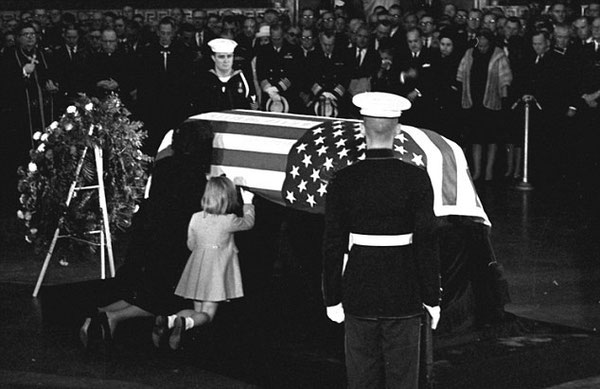 Jackie Kennedy Caroline Kennedy embrasse cercueil JFK enterrement Kennedy rotonde Capitole