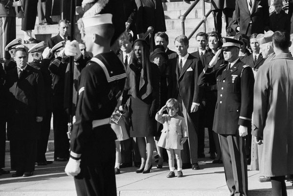 John-John JFK Jr John Fitzgerald Kennedy Jr salut militaire garde à vous enterrement JFK