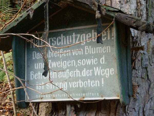 altes Naturschutzschild im Klettergebiet Steinicht