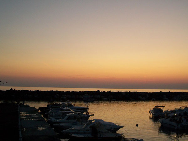 Il porticciolo di San Lucido al tramonto