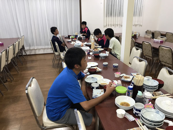 今日の居残り組　みんな口をパンパンにしています。だからなかなか飲み込めない！　居残り組あるあるですね。