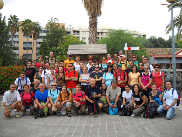 GRUPO DE EXCURSIONISTAS EN LA 1ª ETAPA DE LA RUTA DELS MONESTIRS 2010-2011 SALIDA DESDE LA ESTACION DE RENFE EN GANDIA