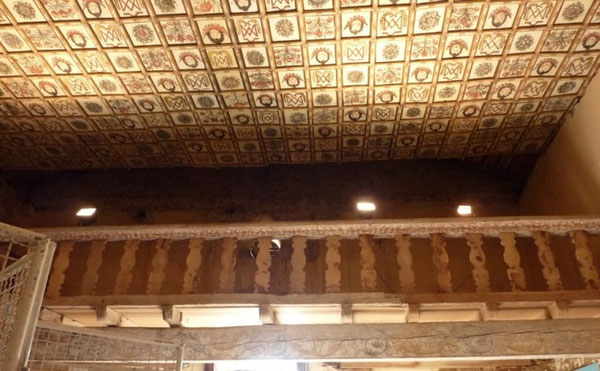 Tribune et plafond en bois polychrome