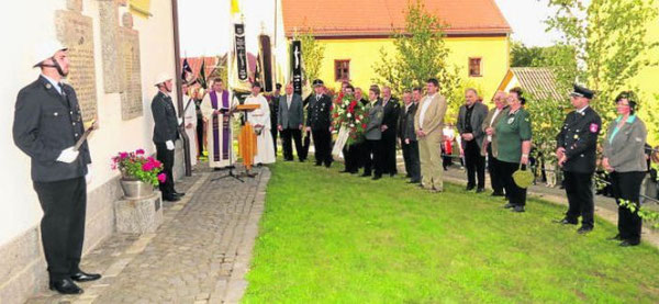 Stadtpfarrer Hans Ring aus Pleystein leitete das Totengedenken am Kriegermahnmal auf der östlichen Seite der Hauberrisserkapelle. Bild: fjo