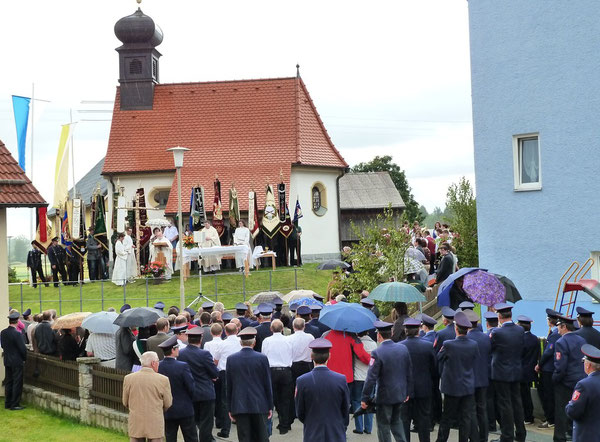 Rings um die Jubiläumskapelle versammelten sich die Gläubigen in großer Zahl zum Festgottesdienst. Bild: fjo