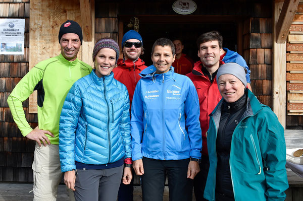 Orgteam: Zwei der drei Initiatorinnen von "24 Stunden für Nepal", Michaela Dattinger (Bild links) und Elisabeth Kierner (Bild rechts) gemeinsam mit Gerlinde Kaltenbrunner (Mitte ;-)) und Wanderern auf der Dümlerhütte.