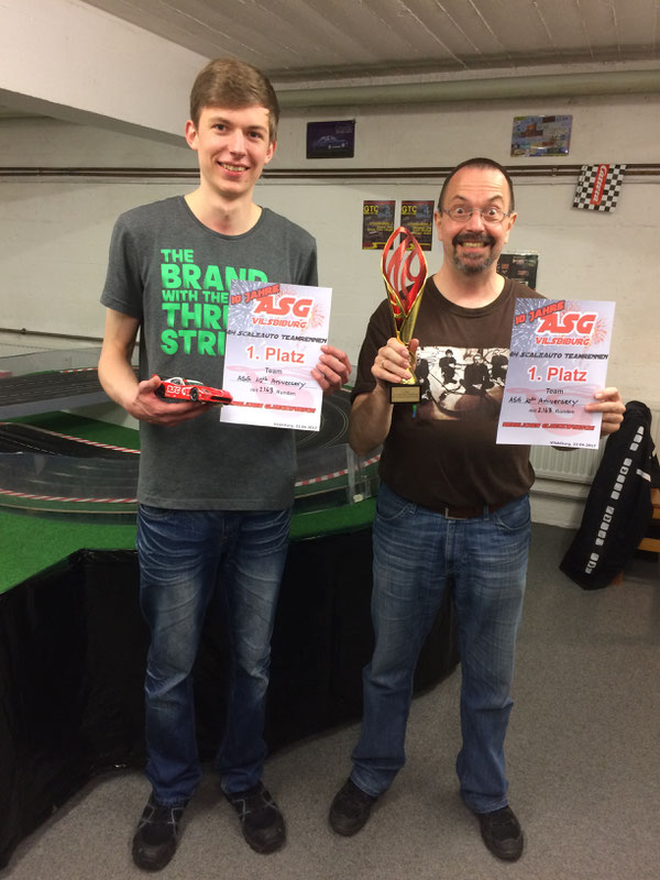 Die Sieger Simon und Jörg mit der unschlagbaren Viper, Siegerpokal und Urkunde.