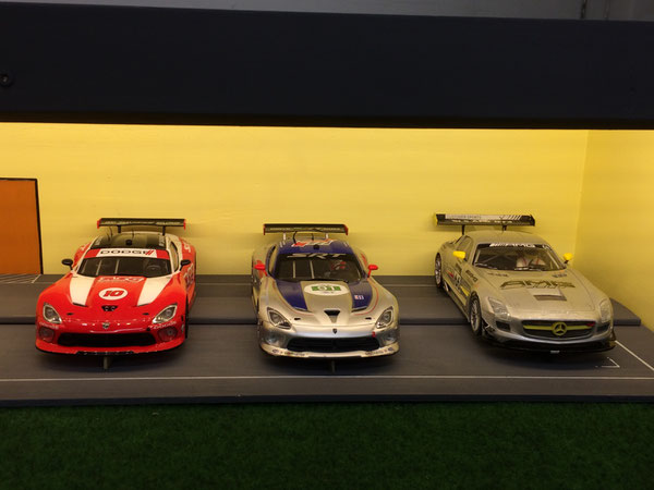 Jörg und Simon mit Dodge Viper (links), Christoph und Dominik mit Dodge Viper (mitte), André und Uwe auf Mercedes SLS (rechts)