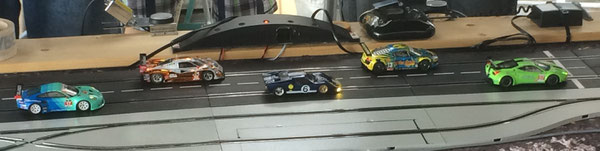 Nach den Ergebnissen des Qualifying reihten sich die Teams von ASG (Ferrari 388), Blue Boys (Audi R8), Rosenheim (Ford GT40), Crocodiles (Ford LM Prototyp) und Bad Wolfs (Porsche 991) auf.