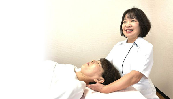 約３０秒で頭痛の原因がわかります。ボキボキやらないやさしい施術です。  手だけのタッチで後頭部のつまりを取っていきます。すぐにスッキリです。