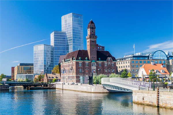 Malmö Hafen und Rathaus