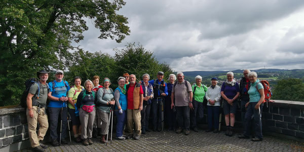 Jahreswanderung 2023 - Die Wandergruppe in Schotten mit Blick auf den Hoherodskopf