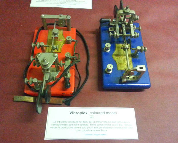 Vibroplex coloured. Vibroplex intorduce as special order the coloured base.  1929