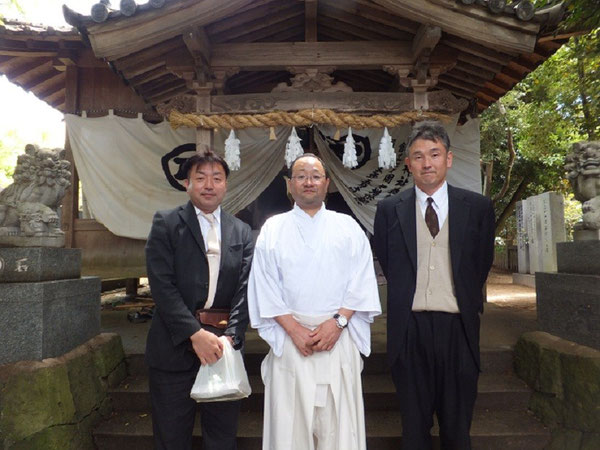 今回講師を務めた國津比古命神社井上家と社家として遠縁に当たる、我が親友勝岡八幡神社の武智国吏禰宜（右側）。これまた親戚の石鎚神社武智正人権宮司（中央）と記念写真。伊予市三谷（廣田神社）の石鎚神社伊予市・伊予郡遥拝所春季大祭にて＜平成２４年５月３日午前１１時頃＞