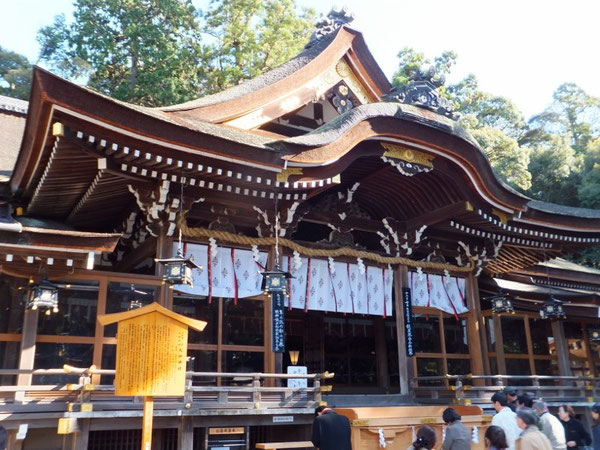 大神神社拝殿。本殿はなく背後の秀麗な三輪山がご神体である。