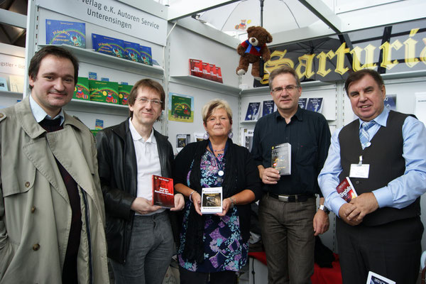 v.r.n.l. Dieter König (Verleger), Andreas Groß, Renate Zawrel, Paul Sanker --- ganz links J.Buchterkirchen aus dem Rollenspielforum