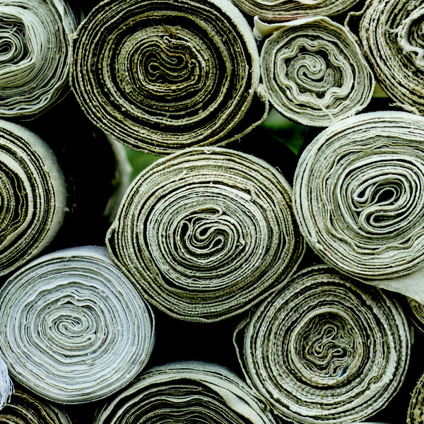 gestapelte Textilrollen Natur Baumwolle Leinen Stoffrollen