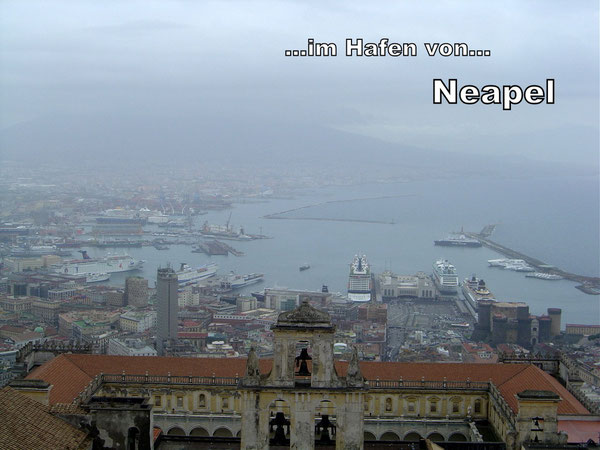 ....22.10.2009...bei schlechter Sicht , der Hafen von.Neapel...ITALIEN...