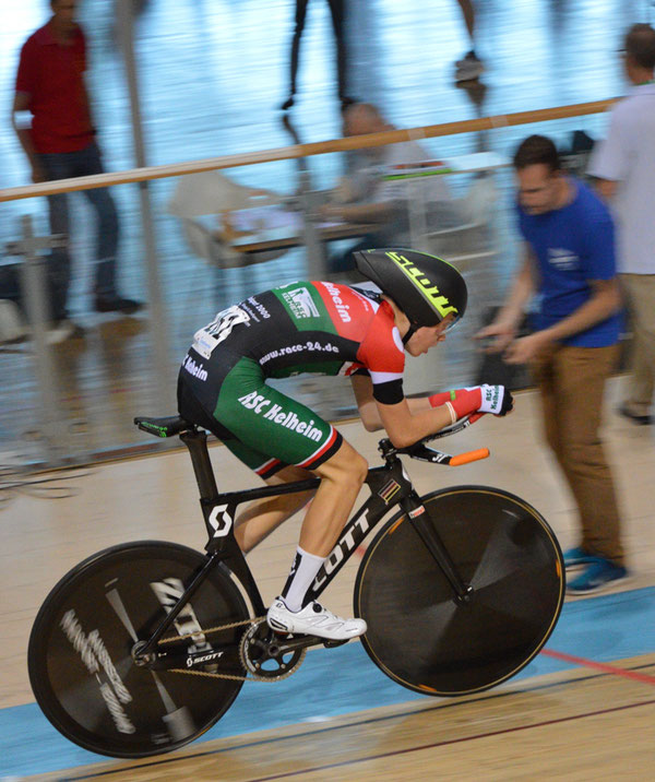 Henri Uhlig beim Finallauf über 2000 m Verfolgung. Im Hintergrund Landesverbandstrainer Fritz Fischer