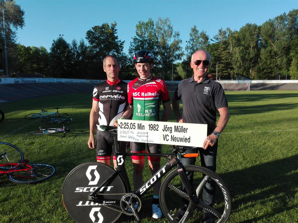 v.Links: Steffen Uhlig (Stützpunkt-Trainer NP.), Henri Uhlig nach erfolgreicher Rekordfahrt und Josef Stöckl (Bezirksvorsitzender mit der alten Bestmarke aus dem Jahr 1982