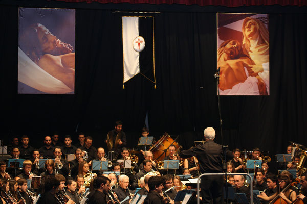 Panorámica del escenario que se preparó en el teatro Cervantes.