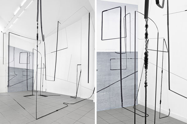 Harriet Groß, Störung, 2015, Raumzeichnung mit Stangen, Tape, Netz, C-Print