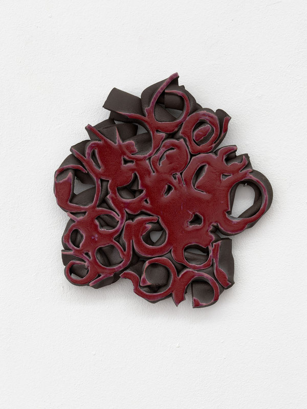 Gabriele Künne, Rosentext, Keramik, glasiert 38 x 37 x 4 cm, 2016