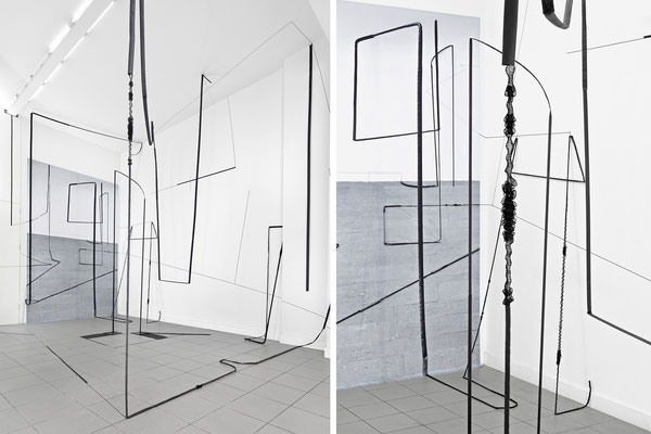 Harriet Groß, Störung, 2015, Raumzeichnung mit Stangen, Tape, Netz, C-Print 