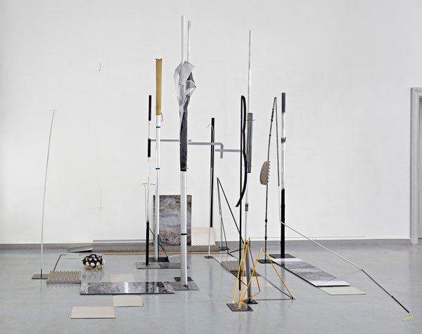 Harriet Groß, Nomaden, 2018, Raumzeichnung mit Zeltstangen, Metall, Tape, Glas, Accoustic Mousse, C-Prints