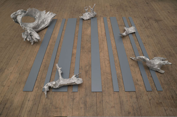 Gabriele Künne, Passaggio, Wurzeln, Aluminiumlack, MDF, Lack ca. 60 x 260 x 210 cm, 2008