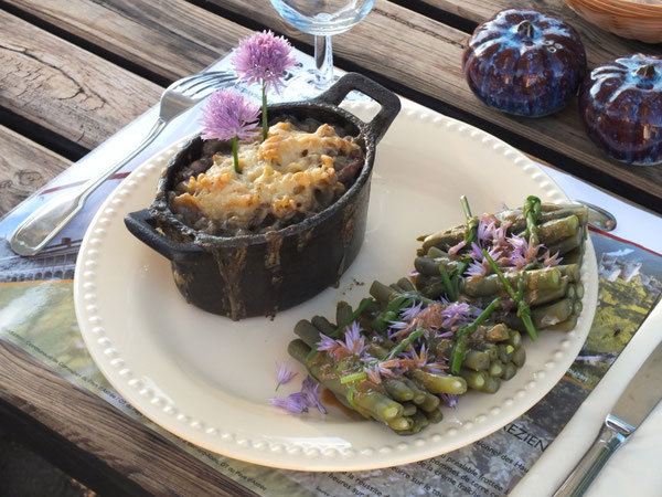 Gratin de courgettes et fusili, petits fagots de haricots verts, fleurs de ciboulette