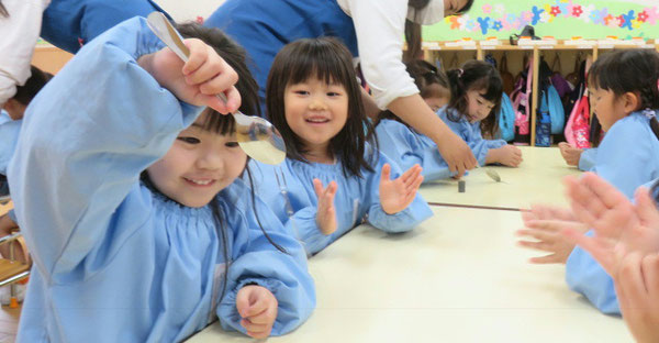 科学マジック体験を、女の子が実際に行っている様子の画像