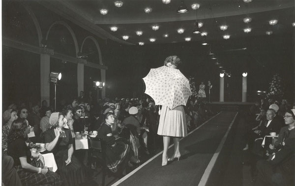 Dans les années 60, on organise des défilés avec des mannequins pour faire ma promotion des parapluies Parfi fabriqués à Bruxelles ici dans la salle Arlequin des galeries Louise.