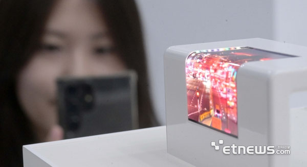 サムスンディスプレイが2025年8月のK-ディスプレイ展示会で公開したスマートウォッチ向けカーブドマイクロLEDディスプレイ