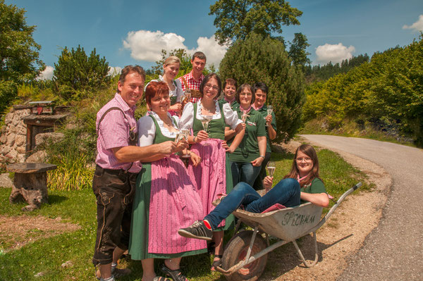 Das Team der Speck-Alm 2014 in Feierlaune. Am Bild vlnr: Manfred Gassner, Erika Gassner, Tanja Gassner, Michael Huber, Evelyne Gassner, Margit Grünsteidl, Gertraud Greisinger, Leopoldine Aschauer und Ferialpraktikantin Johanna Engleitner.