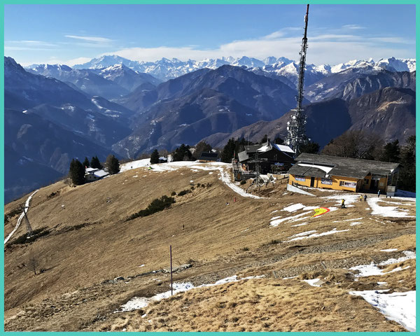 Panorama Cardada-Cimetta con catena di montagne innevate. Alpi vallesante e bernesi con punta Dufour e Jungfrau.