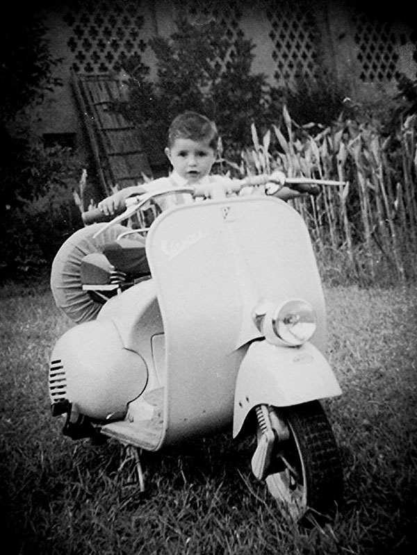 C. Ivano sulla Vespa del suo Papà nel prato dietro le Cascine. Erano le ultime costruzioni esistenti. Adesso ci sono i giardini del Vicolo Macchiavelli e della via Boccaccio (1956)