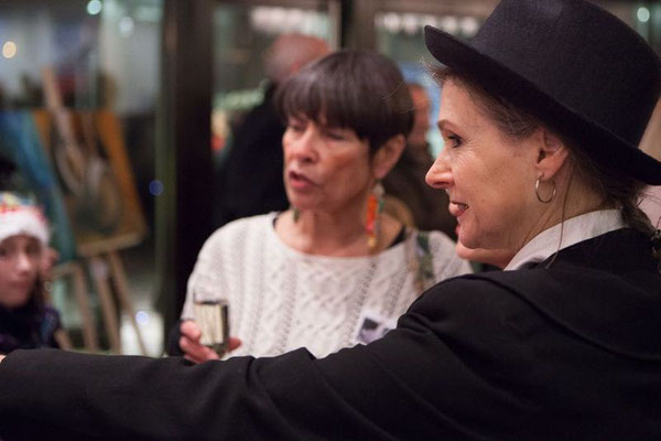 Ricki bei der Vernissage "Blues Brothers" im Landestheater Dinkelsbühl. Die Finissage ist nun am 27 April 2013 angekündigt worden.(foto Unterharnscheidt)